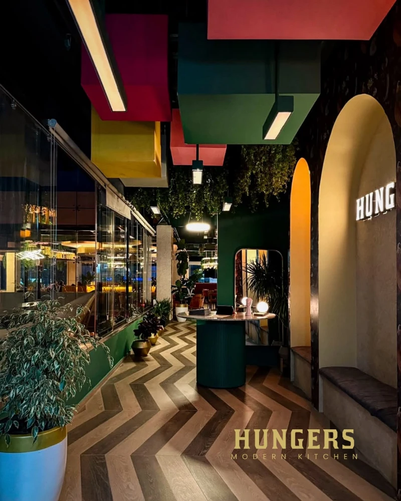 La entrada de Hungers. El pasillo de espiga y el arco con el nombre, según se llega.
