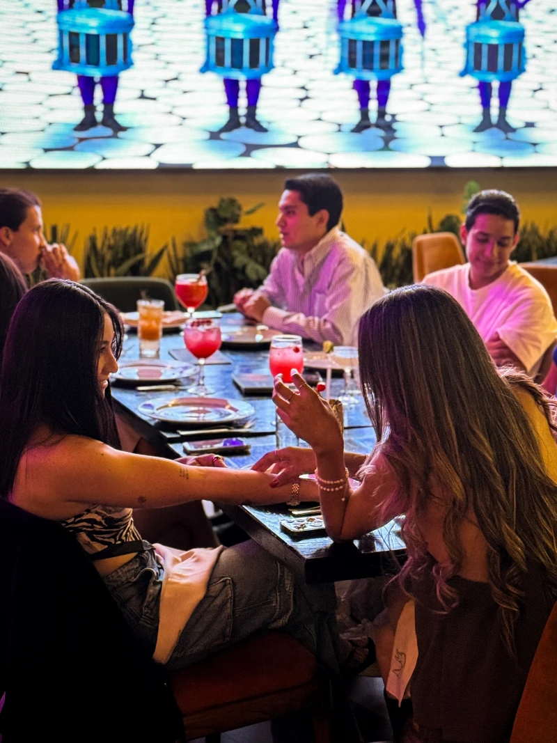 La mesa larga de Hungers. Bajo la pantalla, la mesa que se comparte.