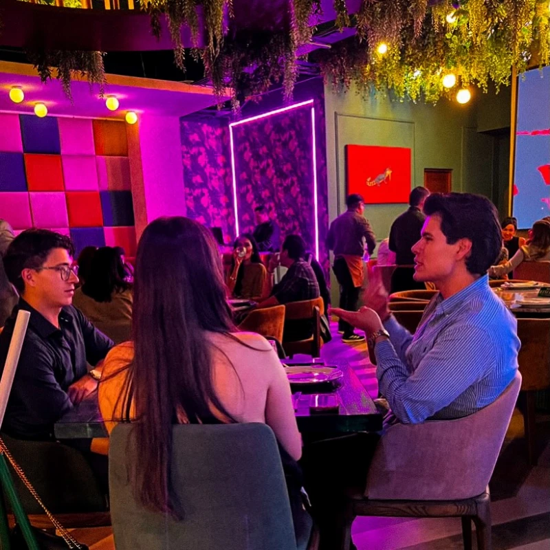 La noche de Hungers. Cuando bajan las luces y entran los neones.