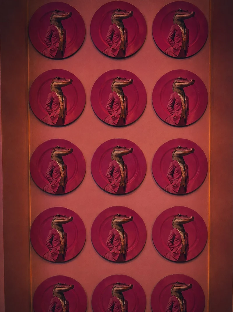 El cocodrilo, en la pared de Hungers. La mascota de la casa, repetida en lacre.