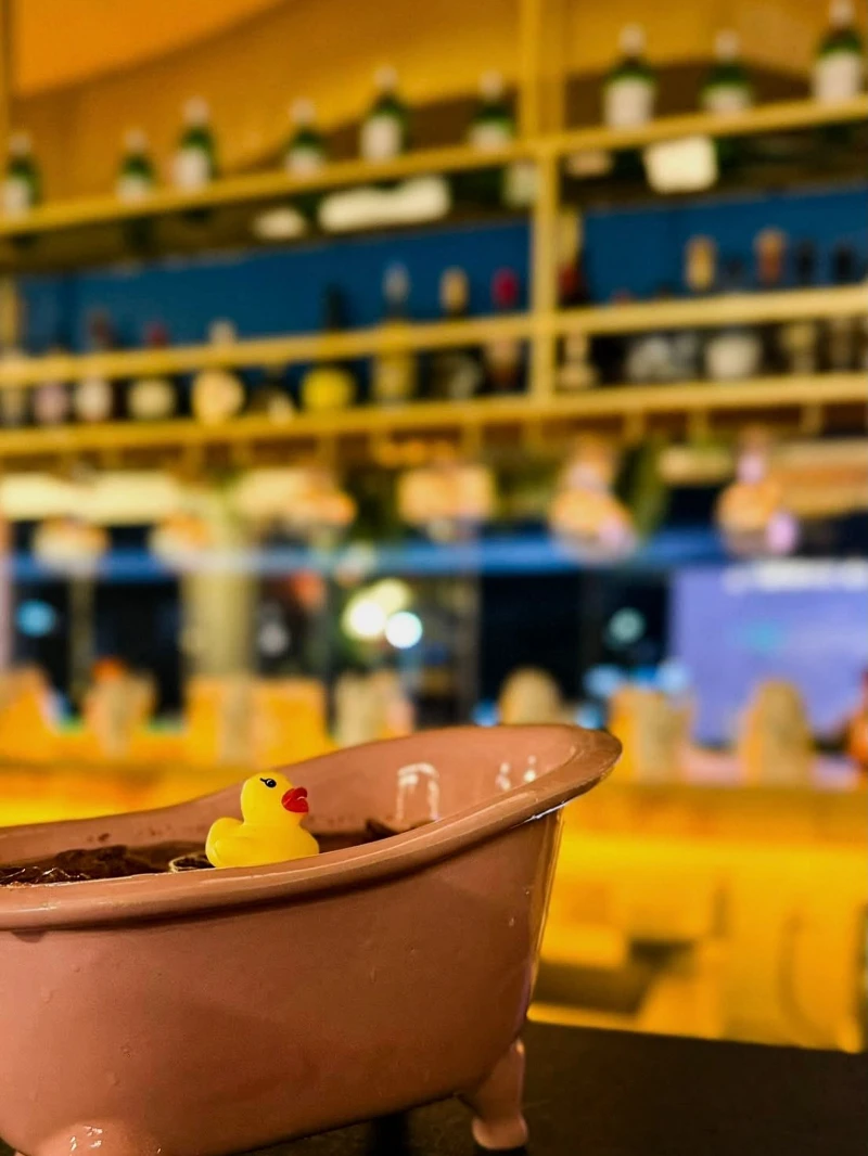 El detalle que nadie espera de Hungers. Una tina rosa con un patito, frente a la barra.