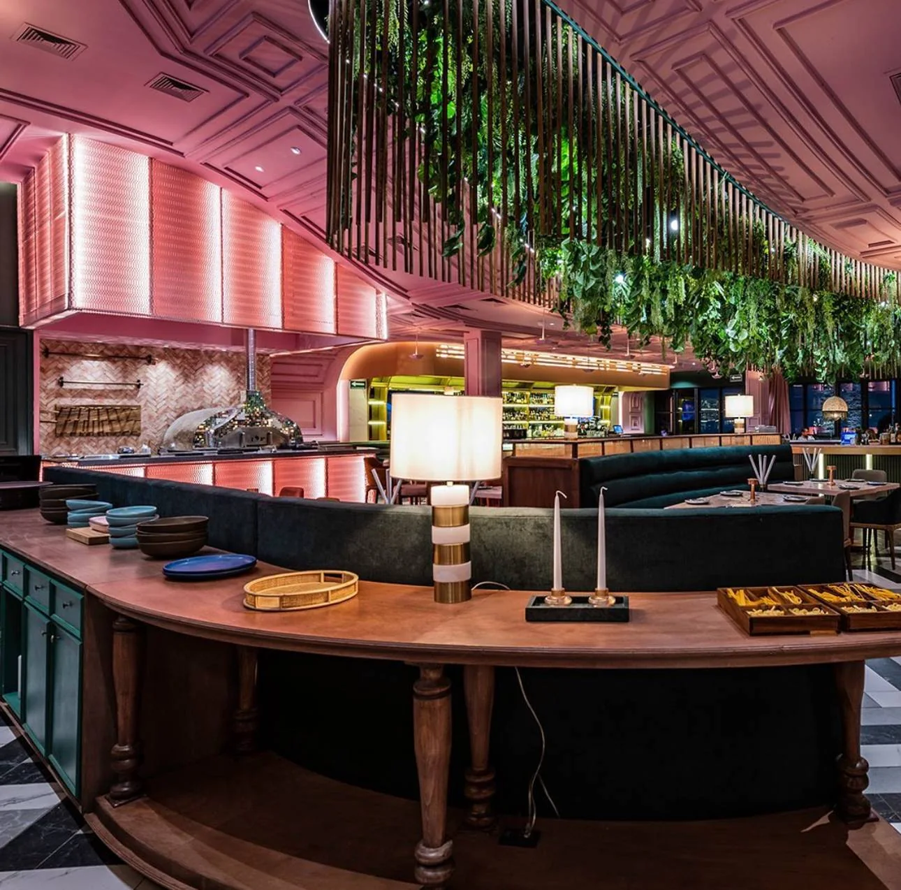 El segundo salón: techo artesonado rosa, banca de terciopelo verde y el Josper al fondo.