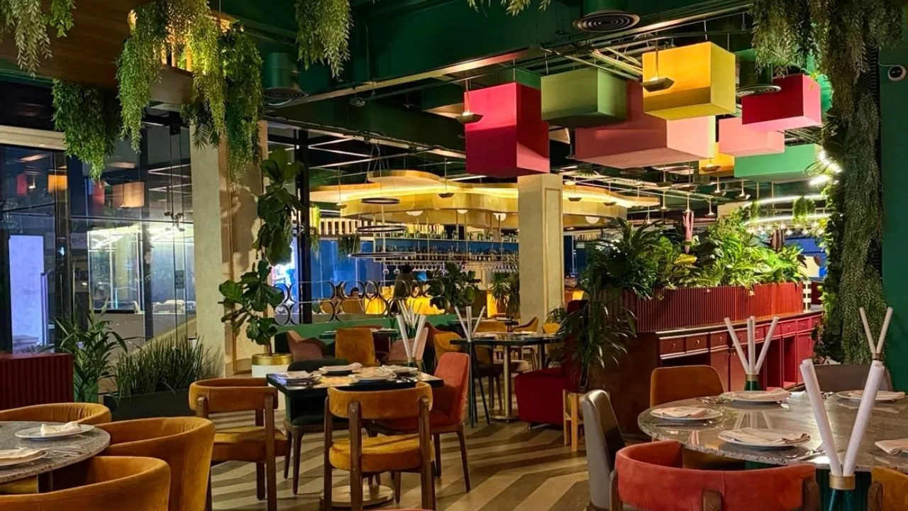 El salón principal con los cubos de color suspendidos del techo.